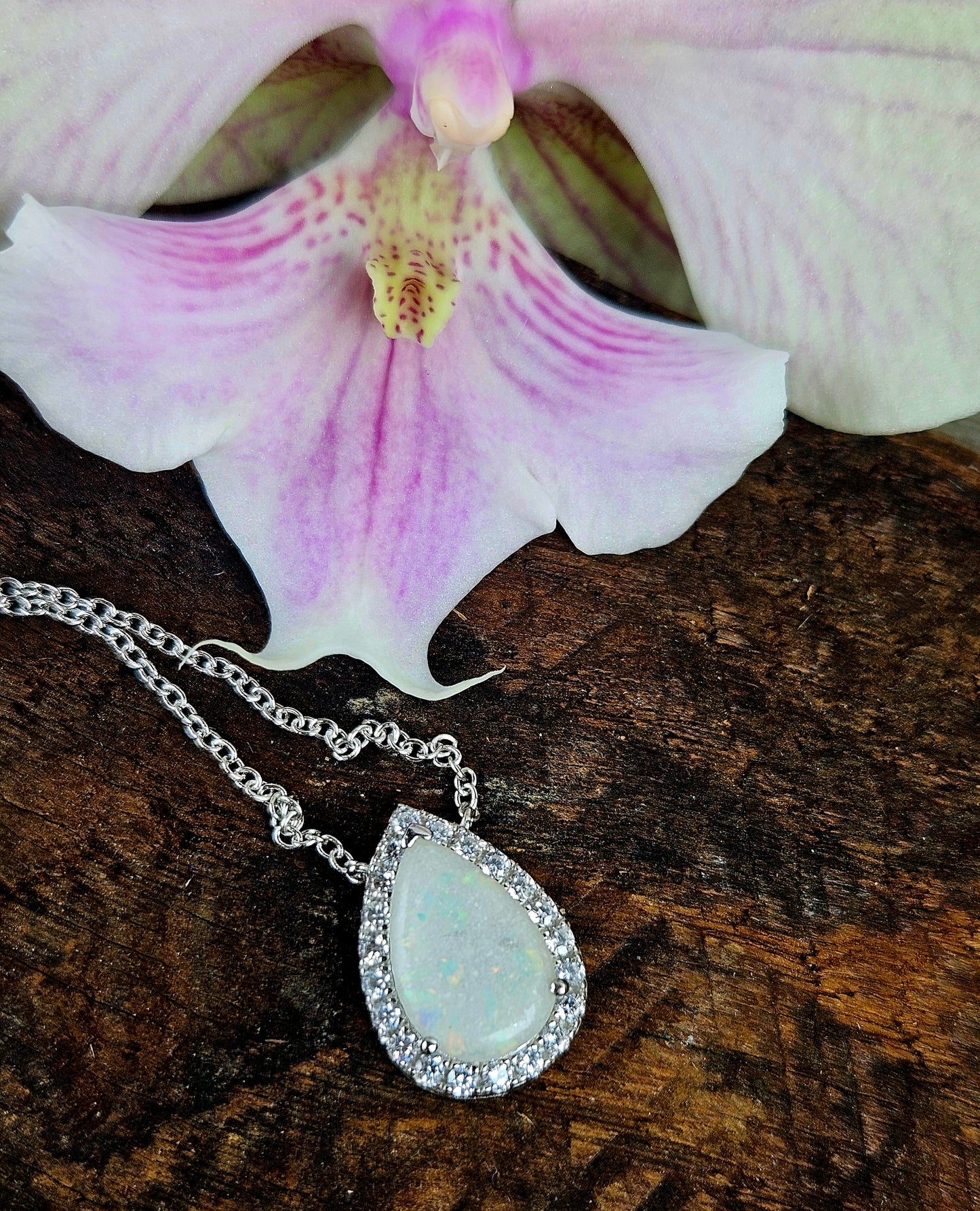 The Sparkle Dewdrop Pendant