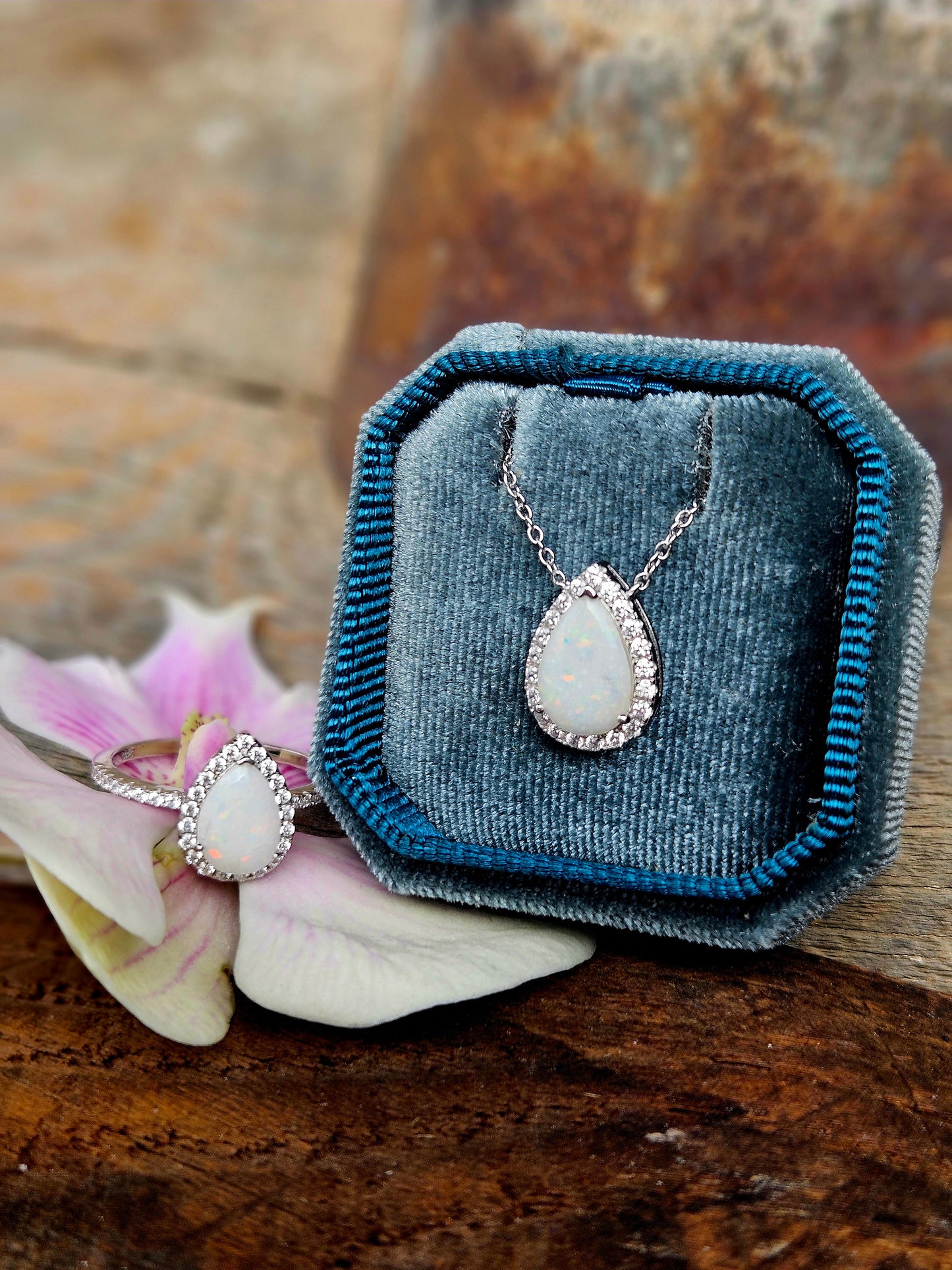 The Sparkle Dewdrop Ring